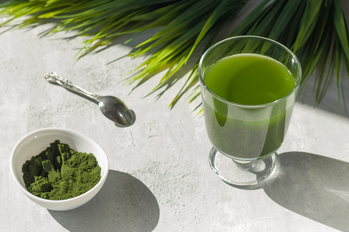 Chlorella,Detox,Healthy,Drink,In,Glass,And,Powder,On,Light